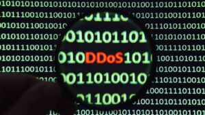 Foto de uma lupa ampliando a palavra DDOS
