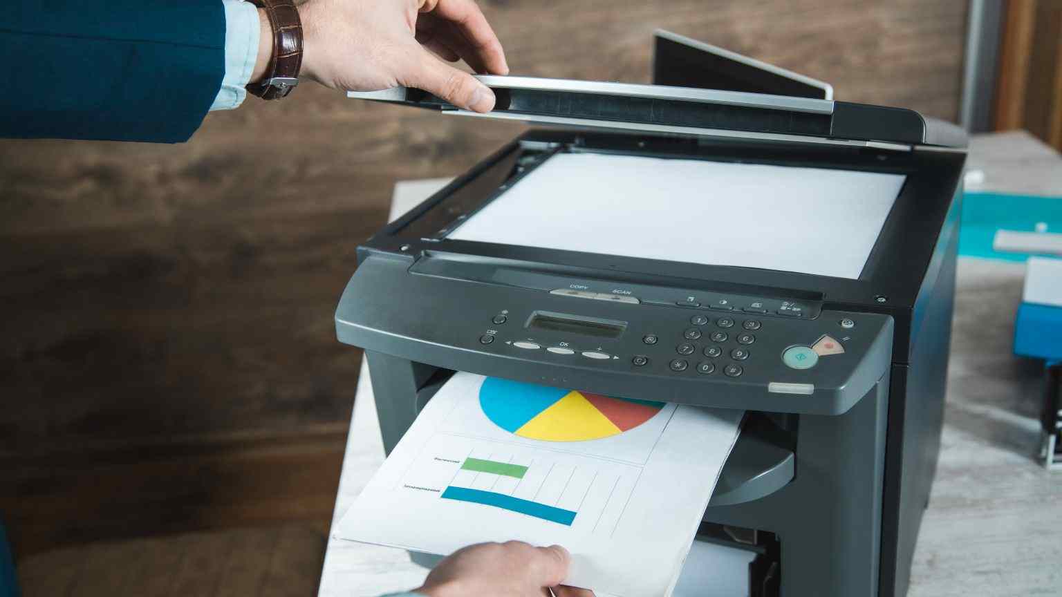 Imagem de uma impressora multifuncional em ação.
